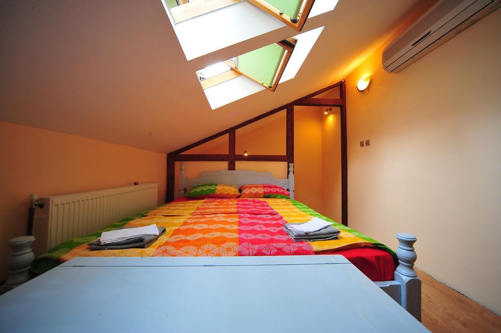 Hostel Bed N Beer Beograd Ruang foto