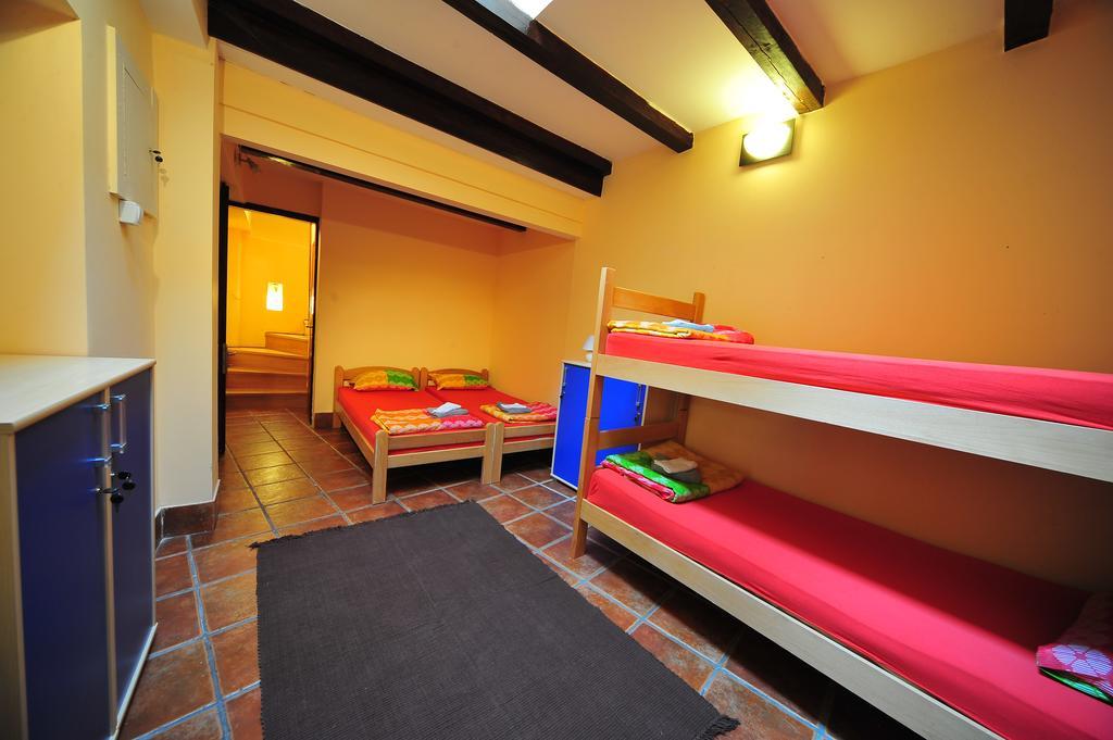 Hostel Bed N Beer Beograd Ruang foto