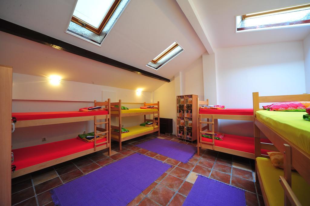 Hostel Bed N Beer Beograd Ruang foto